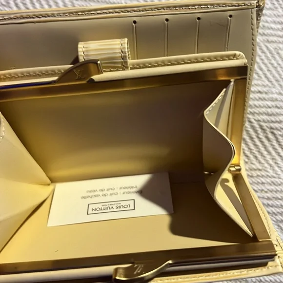 Never been used Louis Vuitton French Lock Wallet Epi Leather Cream. - Picture 4 of 4